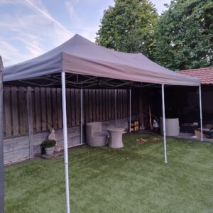Deze easy up partytent 3x6 is nu te huur bij Westenberg verhuur