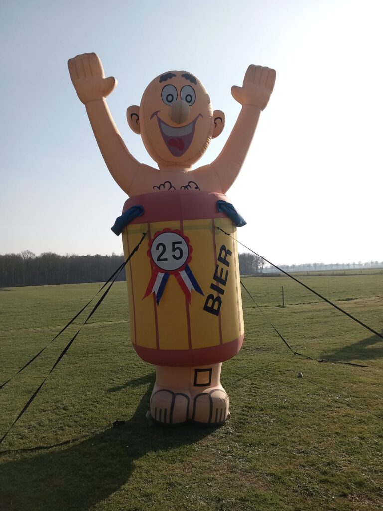 Opblaasbare pop met een man die een biervat aanheeft