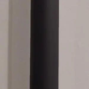 Foto van de zwarte buis van 50cmmlang en een diameter van 80mm