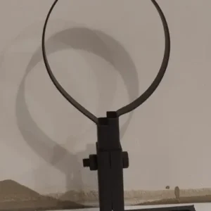 Een mat zwarte muurbeugel op een wit bureau voor een beige muur