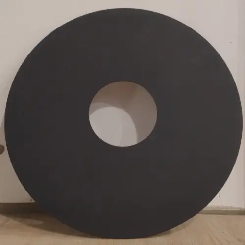 Rozet mat zwart 80mm met de achtergond een witte muur